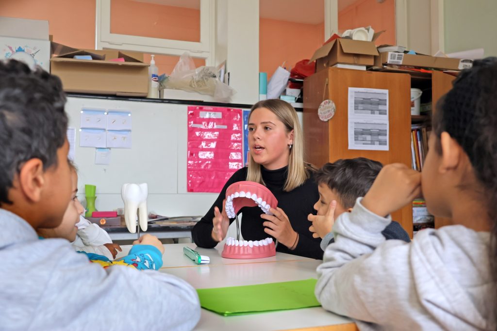 étudiante-odontologie-sensibilise-enfants